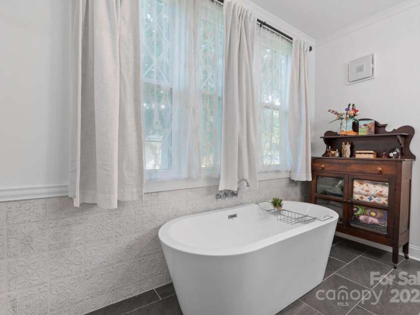 704 Main Avenue, Newton, NC 28658.  MLS# CAR4275934, YatesRealty ID 5489. Master Tub