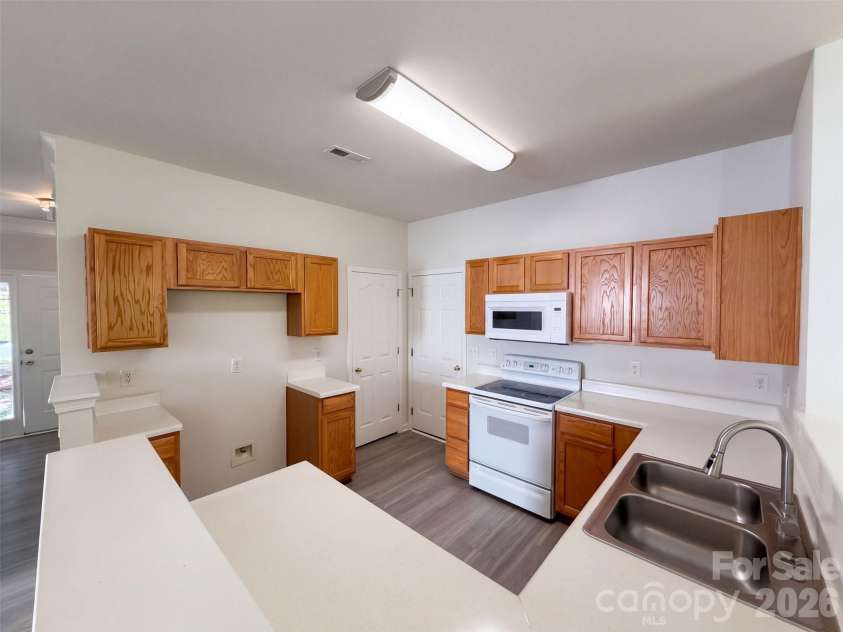 4735 Nijinsky Court, Charlotte, NC 28216.  MLS# CAR4431711, YatesRealty ID 54896. 