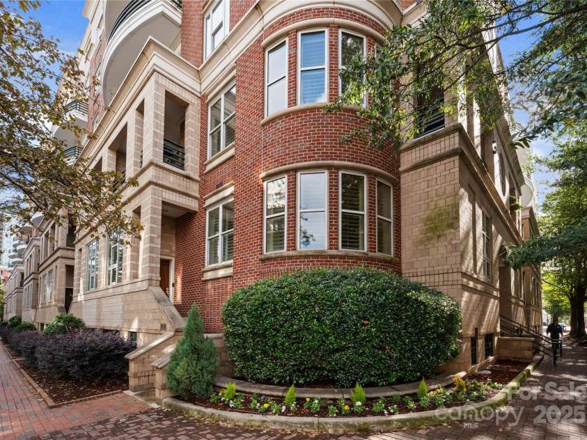 400 Church Street, Charlotte, NC 28202.  MLS# CAR4312874, YatesRealty ID 549. 