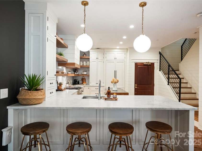 400 Church Street, Charlotte, NC 28202.  MLS# CAR4312874, YatesRealty ID 549. 