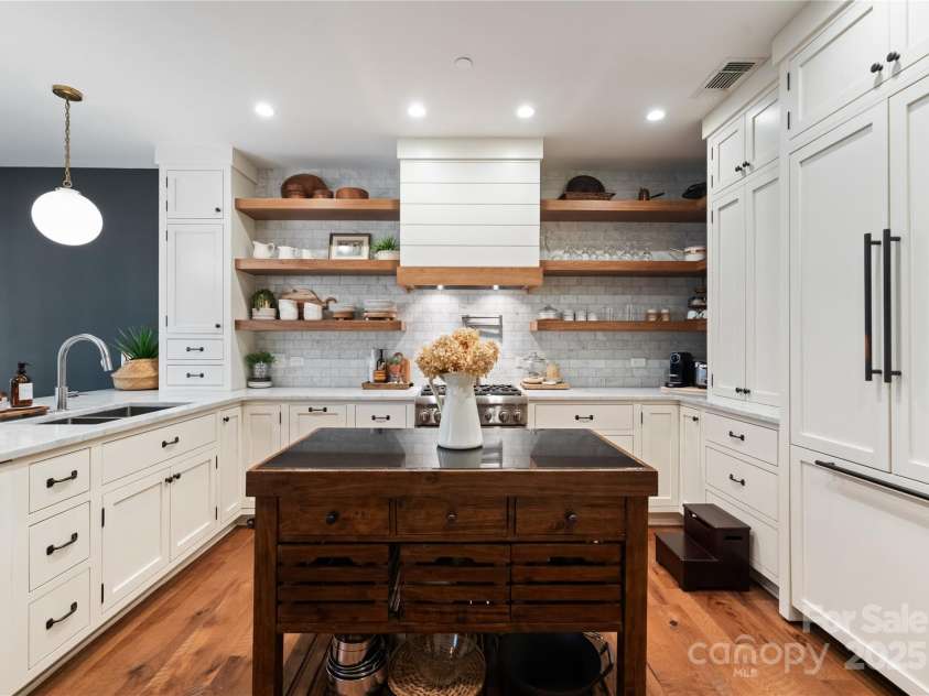 400 Church Street, Charlotte, NC 28202.  MLS# CAR4312874, YatesRealty ID 549. 