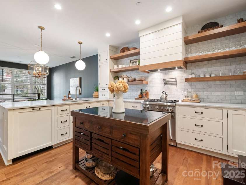 400 Church Street, Charlotte, NC 28202.  MLS# CAR4312874, YatesRealty ID 549. 