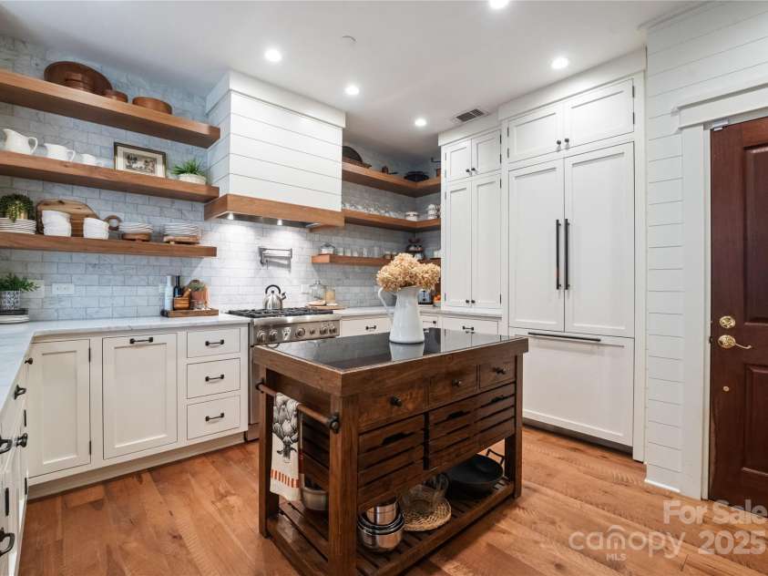 400 Church Street, Charlotte, NC 28202.  MLS# CAR4312874, YatesRealty ID 549. 