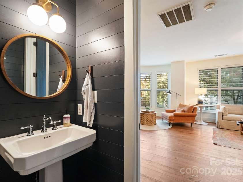 400 Church Street, Charlotte, NC 28202.  MLS# CAR4312874, YatesRealty ID 549. 