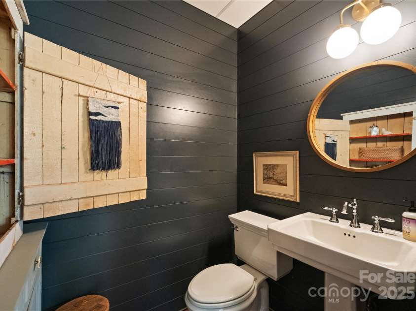 400 Church Street, Charlotte, NC 28202.  MLS# CAR4312874, YatesRealty ID 549. 