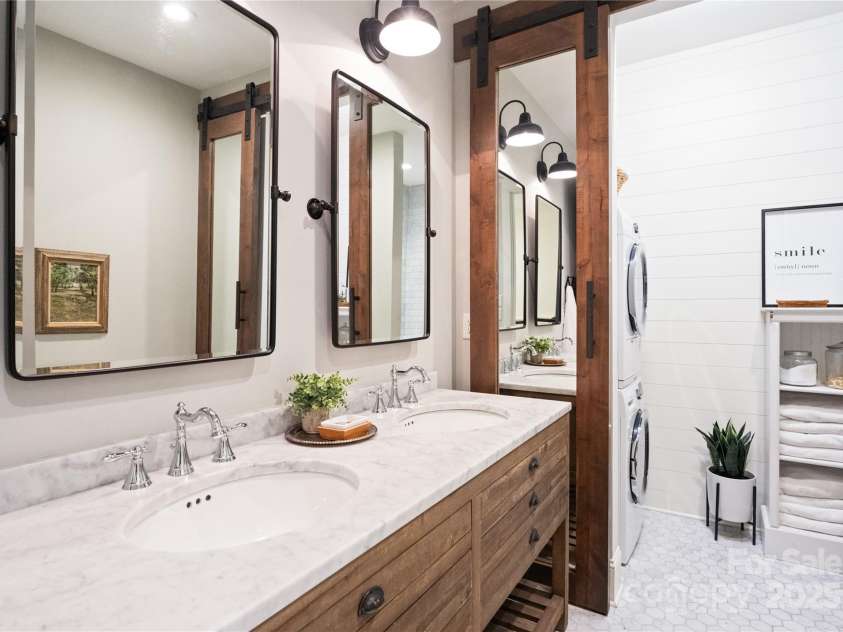 400 Church Street, Charlotte, NC 28202.  MLS# CAR4312874, YatesRealty ID 549. 