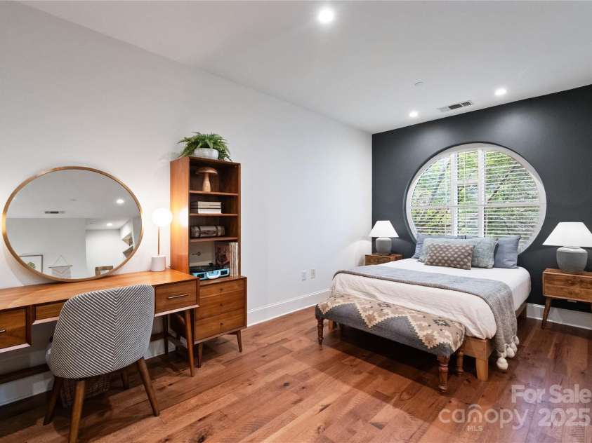 400 Church Street, Charlotte, NC 28202.  MLS# CAR4312874, YatesRealty ID 549. 