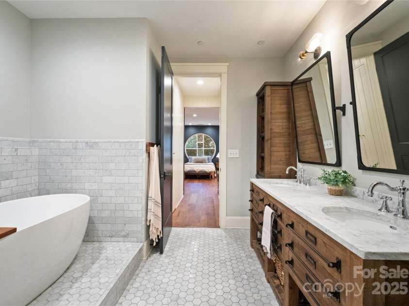 400 Church Street, Charlotte, NC 28202.  MLS# CAR4312874, YatesRealty ID 549. 