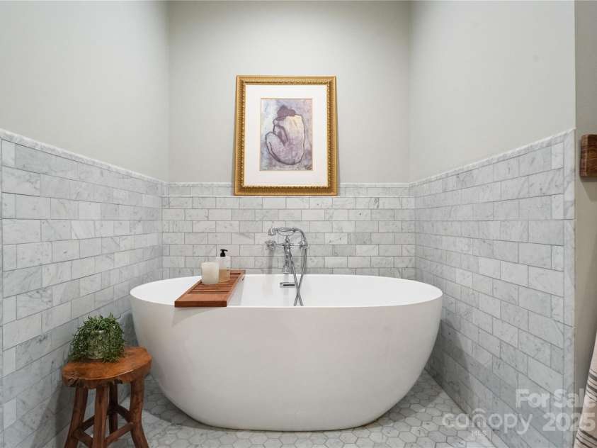 400 Church Street, Charlotte, NC 28202.  MLS# CAR4312874, YatesRealty ID 549. 