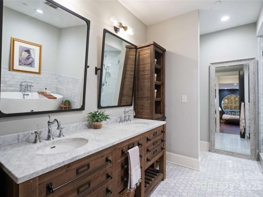 400 Church Street, Charlotte, NC 28202.  MLS# CAR4312874, YatesRealty ID 549. 