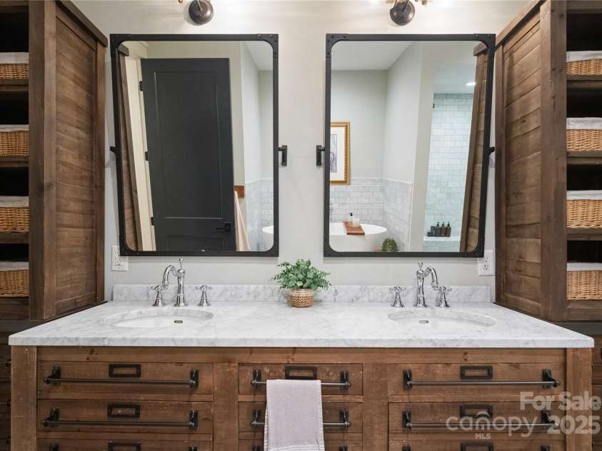 400 Church Street, Charlotte, NC 28202.  MLS# CAR4312874, YatesRealty ID 549. 