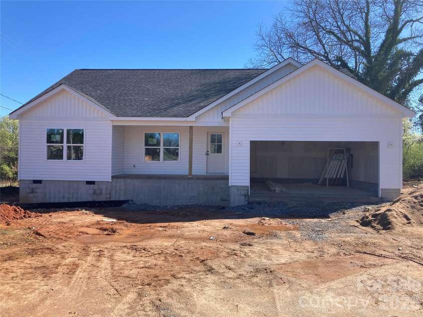 3669 Wakefield Drive, Newton, NC 28658.  MLS# CAR4354310, YatesRealty ID 5490. 