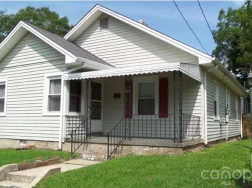 306 Morris Street, Gastonia, NC 28052.  MLS# CAR4431744, YatesRealty ID 54909. 