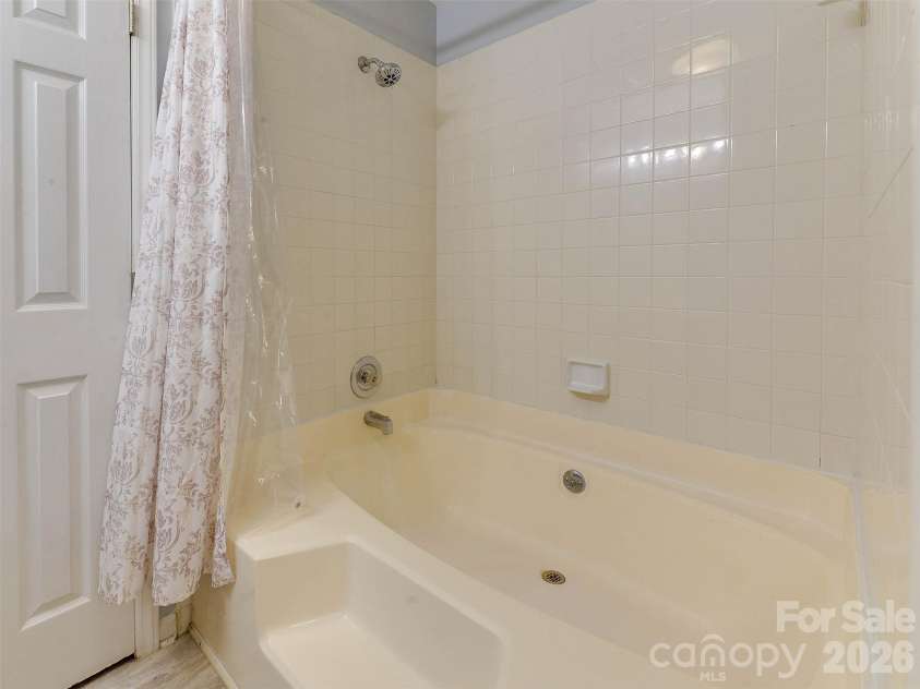 766 Marsh Road, Charlotte, NC 28209.  MLS# CAR4408658, YatesRealty ID 54919. Oversized Tub