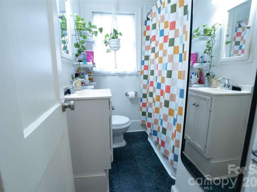 2640 Chesterfield Avenue, Charlotte, NC 28205.  MLS# CAR4329301, YatesRealty ID 5492. Bathroom