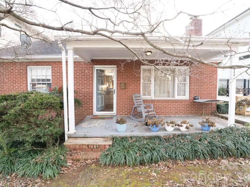 2640 Chesterfield Avenue, Charlotte, NC 28205.  MLS# CAR4329301, YatesRealty ID 5492. Front Porch