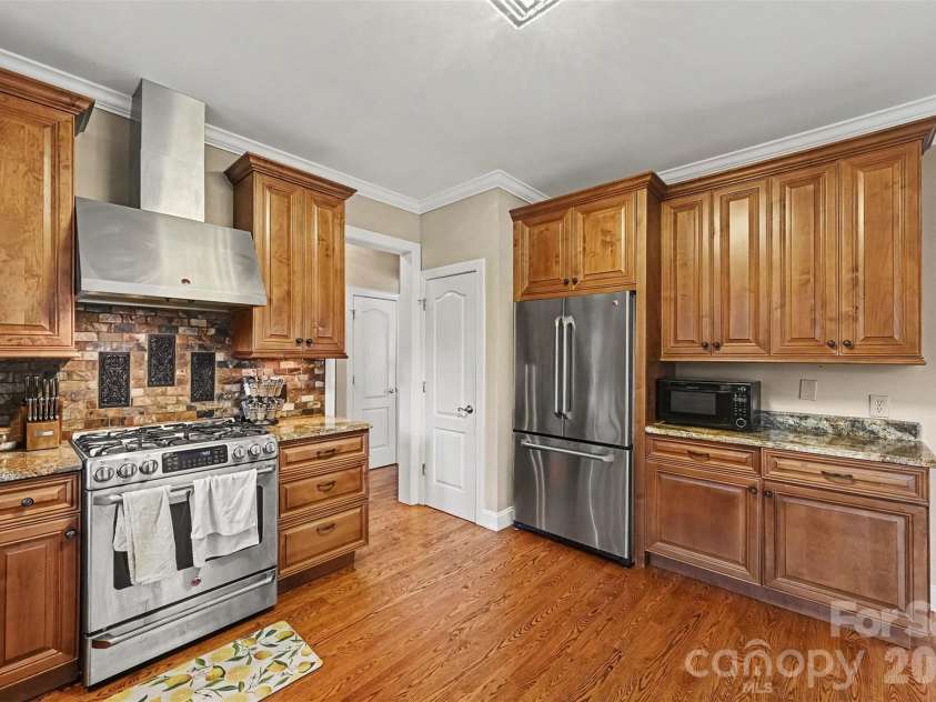 5523 Tullamore Lane, Charlotte, NC 28269.  MLS# CAR4431726, YatesRealty ID 54921. 