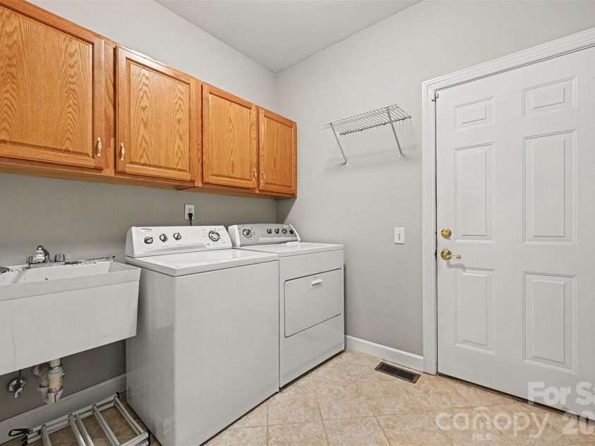 5523 Tullamore Lane, Charlotte, NC 28269.  MLS# CAR4431726, YatesRealty ID 54921. 