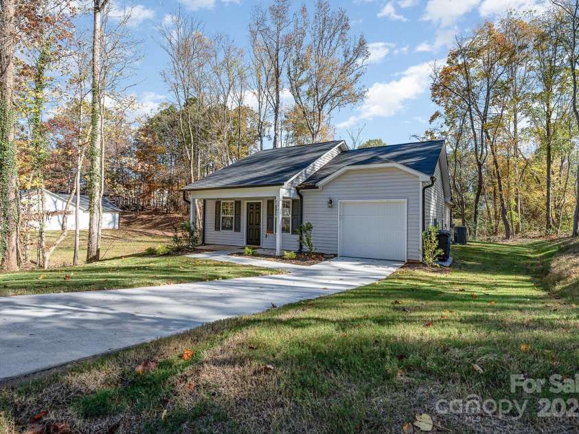 2961 Eddystone Lane, Winston Salem, NC 27103.  MLS# CAR4245984, YatesRealty ID 5493. 