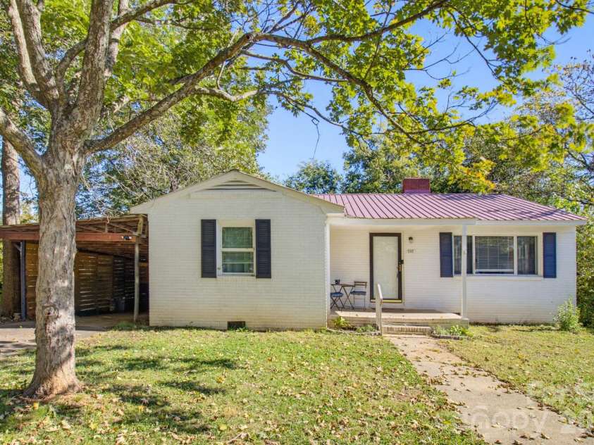 202 4th Street, Lexington, NC 27292.  MLS# CAR4429047, YatesRealty ID 54931. 