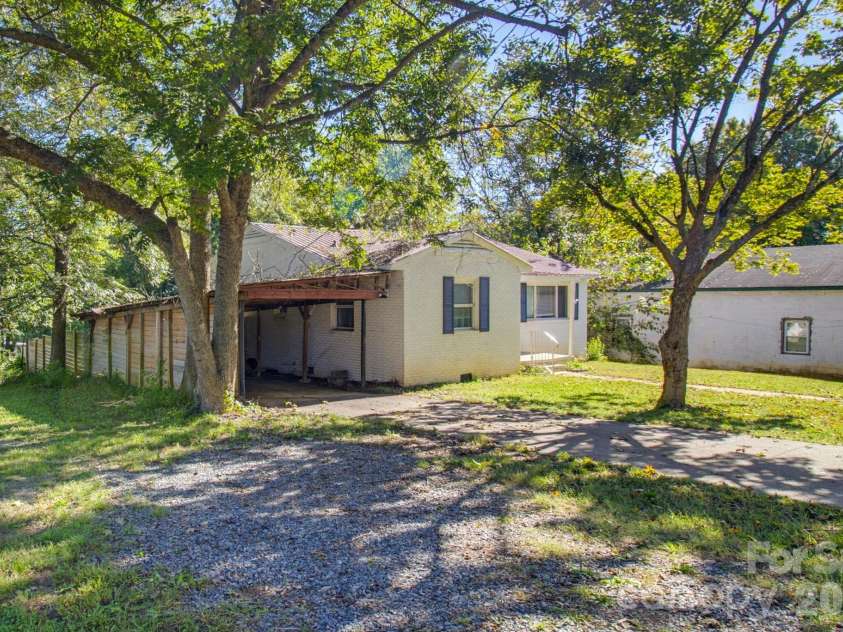 202 4th Street, Lexington, NC 27292.  MLS# CAR4429047, YatesRealty ID 54931. 