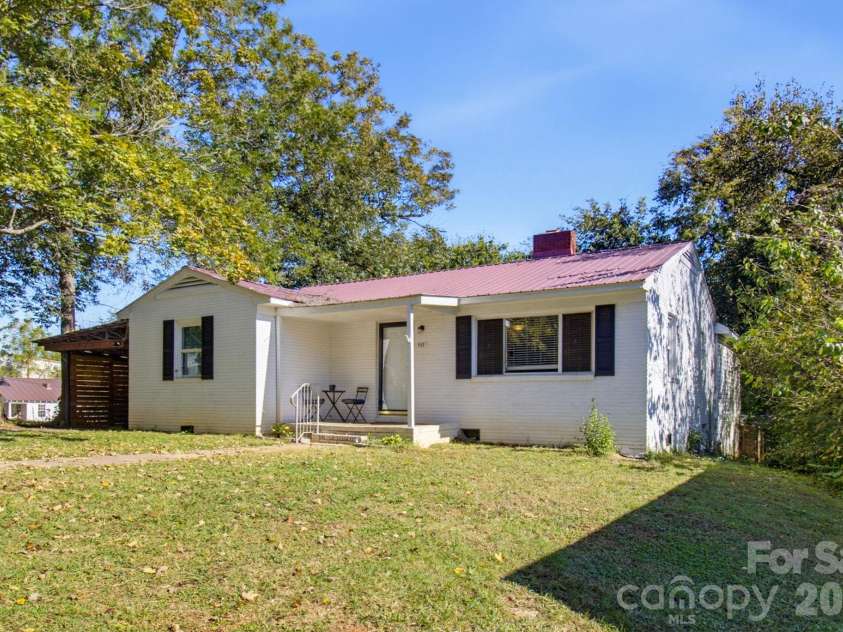 202 4th Street, Lexington, NC 27292.  MLS# CAR4429047, YatesRealty ID 54931. 