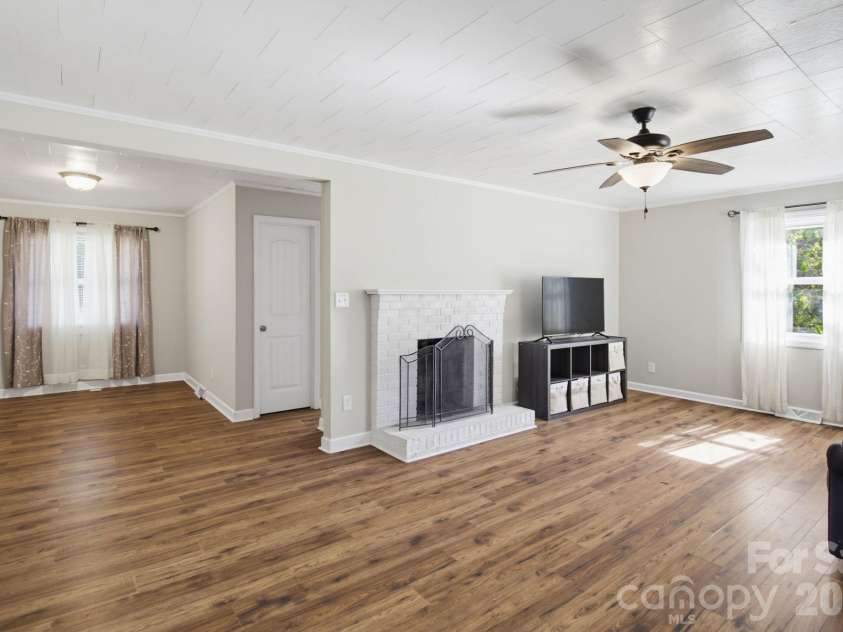 202 4th Street, Lexington, NC 27292.  MLS# CAR4429047, YatesRealty ID 54931. 