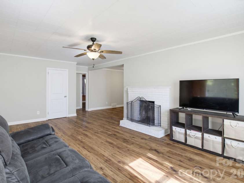 202 4th Street, Lexington, NC 27292.  MLS# CAR4429047, YatesRealty ID 54931. 