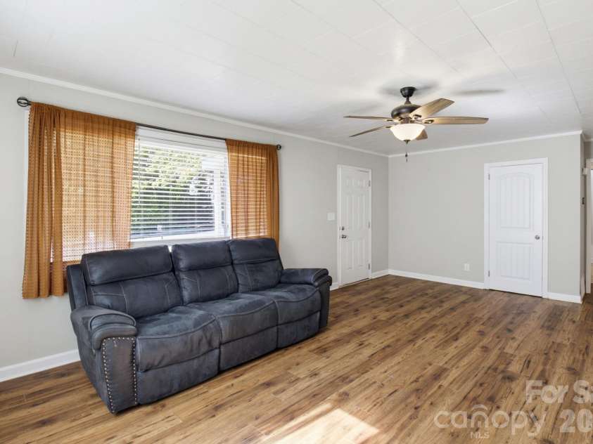 202 4th Street, Lexington, NC 27292.  MLS# CAR4429047, YatesRealty ID 54931. 