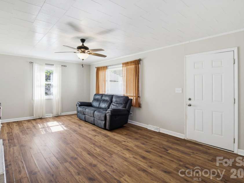 202 4th Street, Lexington, NC 27292.  MLS# CAR4429047, YatesRealty ID 54931. 
