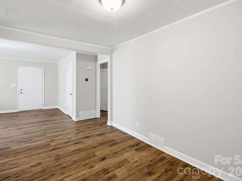 202 4th Street, Lexington, NC 27292.  MLS# CAR4429047, YatesRealty ID 54931. 