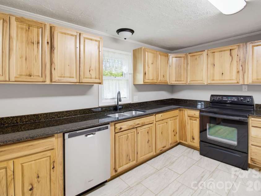 202 4th Street, Lexington, NC 27292.  MLS# CAR4429047, YatesRealty ID 54931. 