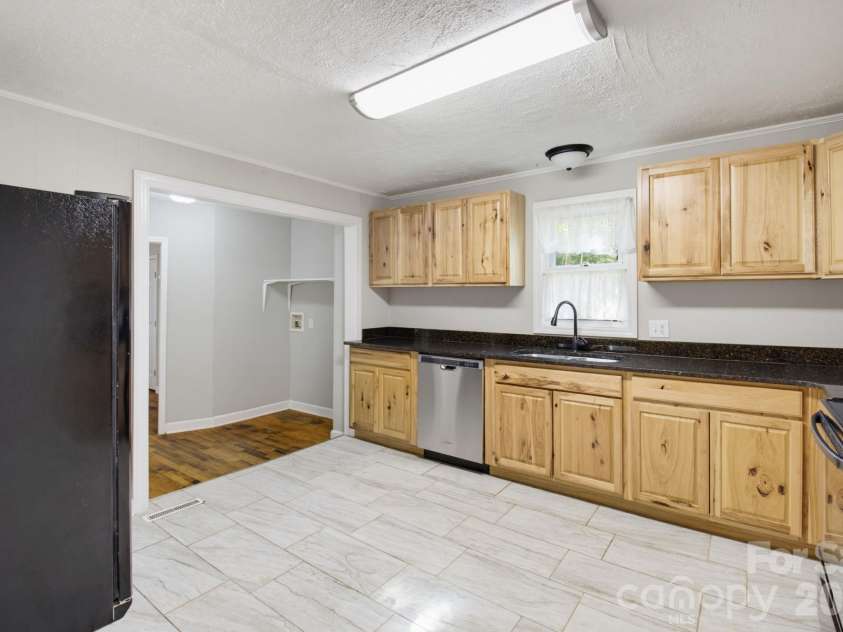 202 4th Street, Lexington, NC 27292.  MLS# CAR4429047, YatesRealty ID 54931. 
