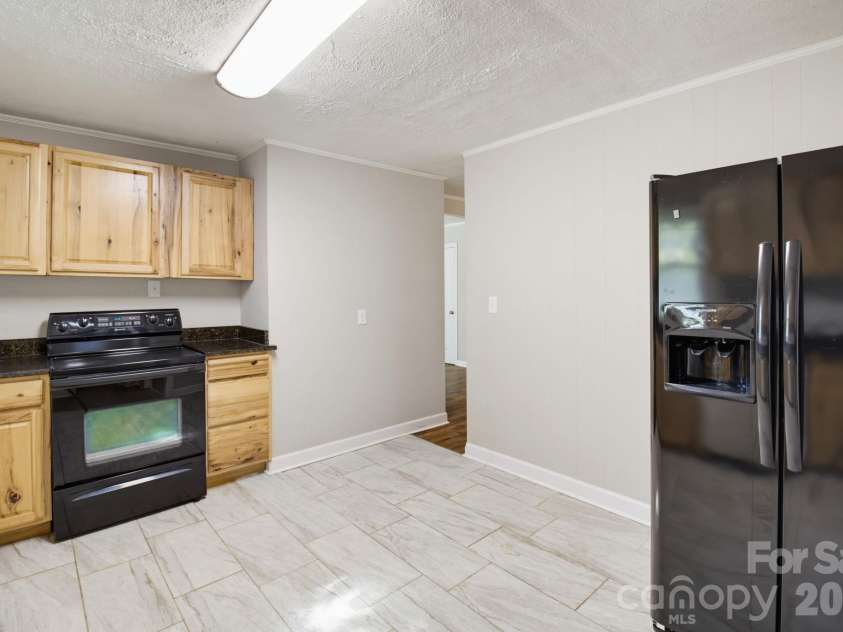 202 4th Street, Lexington, NC 27292.  MLS# CAR4429047, YatesRealty ID 54931. 