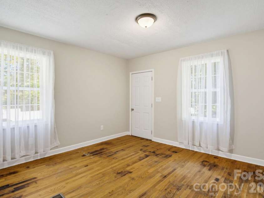 202 4th Street, Lexington, NC 27292.  MLS# CAR4429047, YatesRealty ID 54931. 