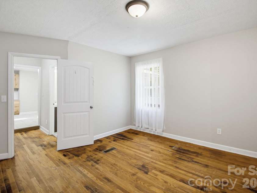 202 4th Street, Lexington, NC 27292.  MLS# CAR4429047, YatesRealty ID 54931. 