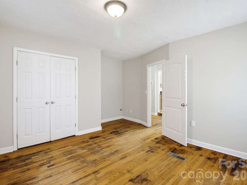 202 4th Street, Lexington, NC 27292.  MLS# CAR4429047, YatesRealty ID 54931. 