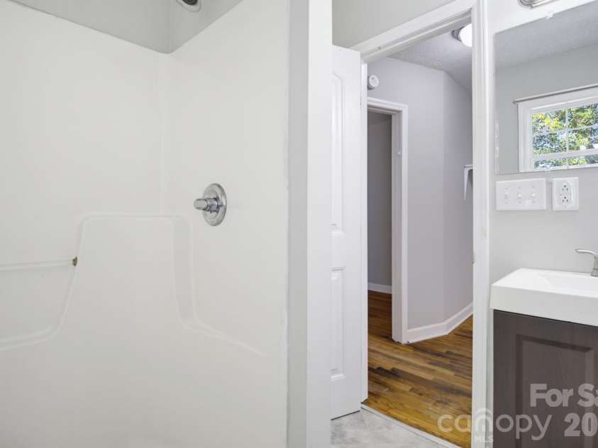 202 4th Street, Lexington, NC 27292.  MLS# CAR4429047, YatesRealty ID 54931. 