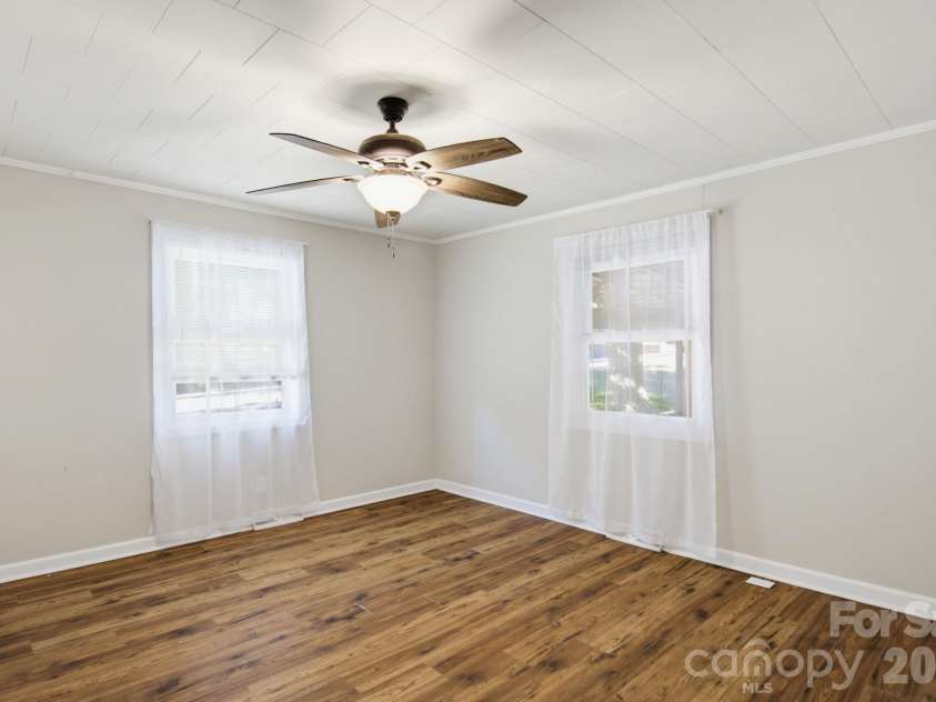 202 4th Street, Lexington, NC 27292.  MLS# CAR4429047, YatesRealty ID 54931. 