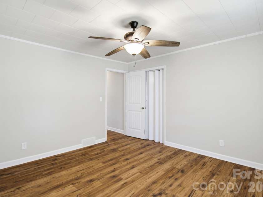 202 4th Street, Lexington, NC 27292.  MLS# CAR4429047, YatesRealty ID 54931. 