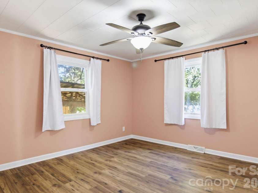 202 4th Street, Lexington, NC 27292.  MLS# CAR4429047, YatesRealty ID 54931. 