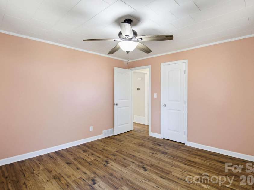 202 4th Street, Lexington, NC 27292.  MLS# CAR4429047, YatesRealty ID 54931. 