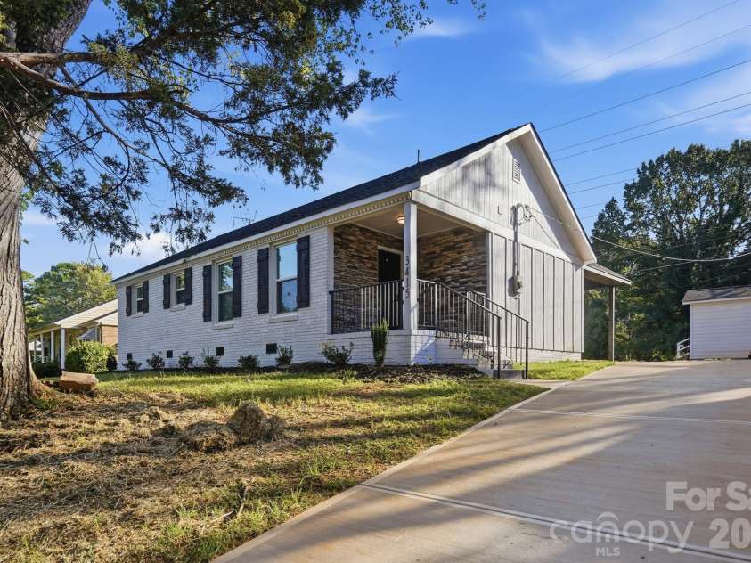 3228 Barfield Drive, Charlotte, NC 28217.  MLS# CAR4431105, YatesRealty ID 54933. 