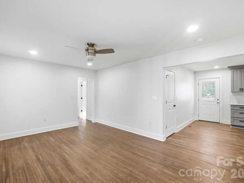 3228 Barfield Drive, Charlotte, NC 28217.  MLS# CAR4431105, YatesRealty ID 54933. 