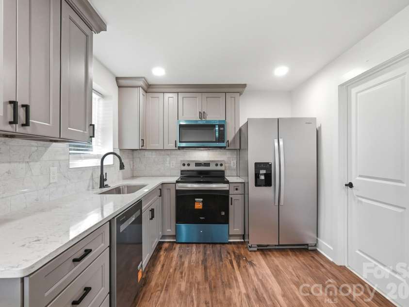 3228 Barfield Drive, Charlotte, NC 28217.  MLS# CAR4431105, YatesRealty ID 54933. 