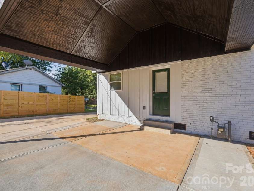 3228 Barfield Drive, Charlotte, NC 28217.  MLS# CAR4431105, YatesRealty ID 54933. 