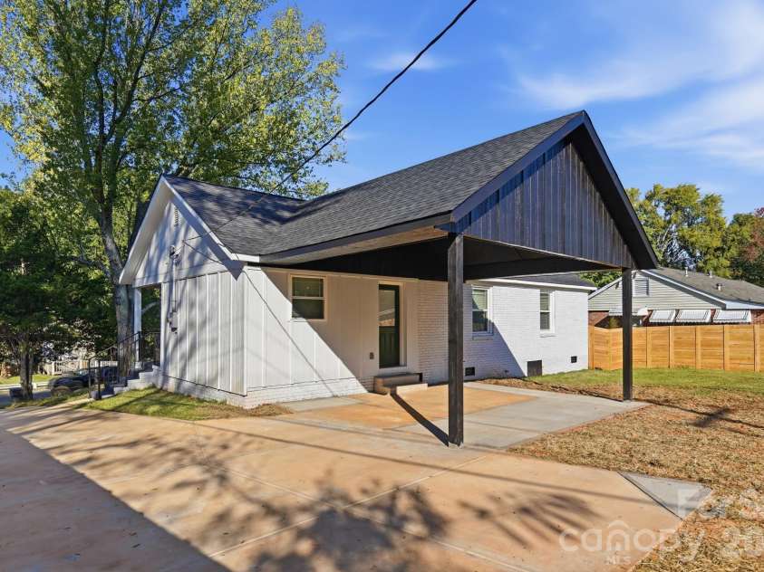 3228 Barfield Drive, Charlotte, NC 28217.  MLS# CAR4431105, YatesRealty ID 54933. 