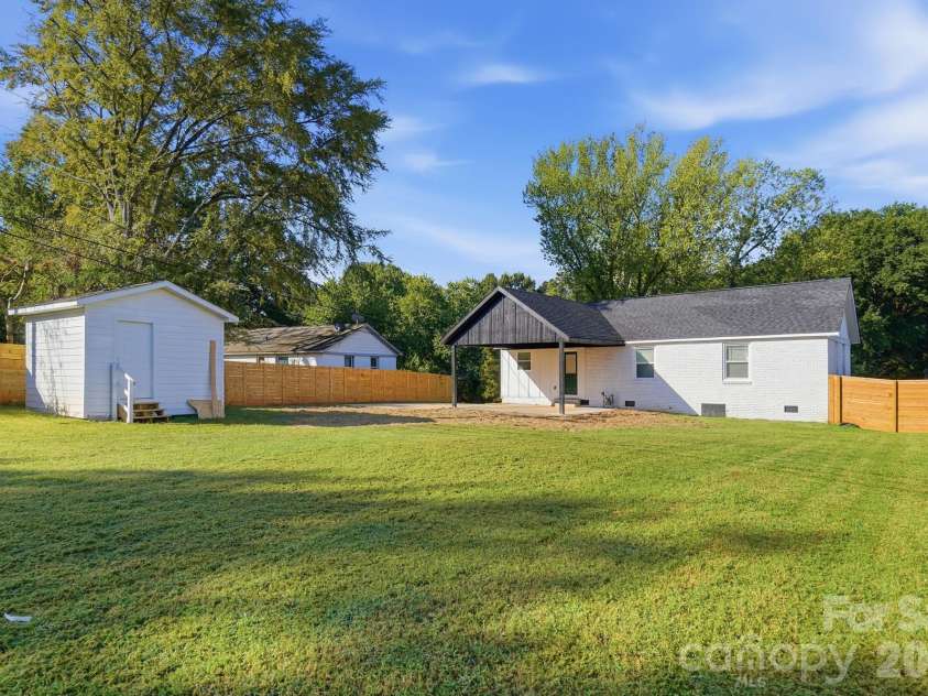 3228 Barfield Drive, Charlotte, NC 28217.  MLS# CAR4431105, YatesRealty ID 54933. 