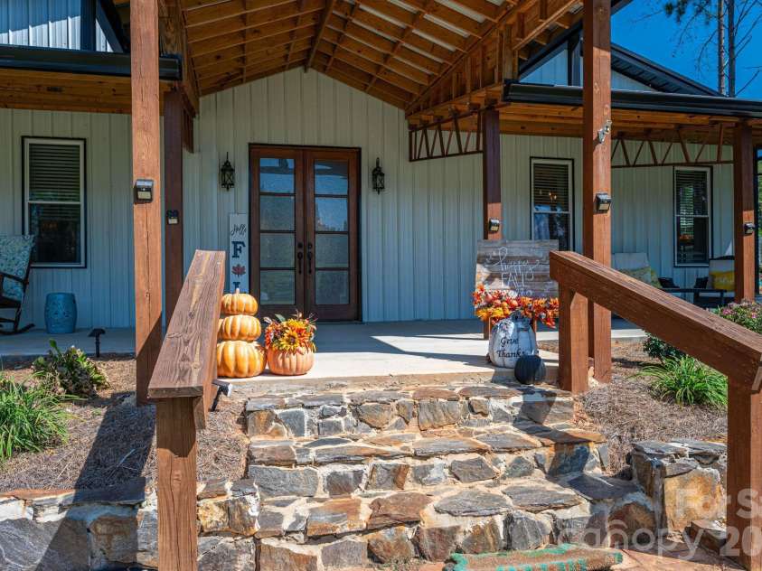 136 Sellers Road, Kings Mountain, NC 28086.  MLS# CAR4429101, YatesRealty ID 54934. Front Porch