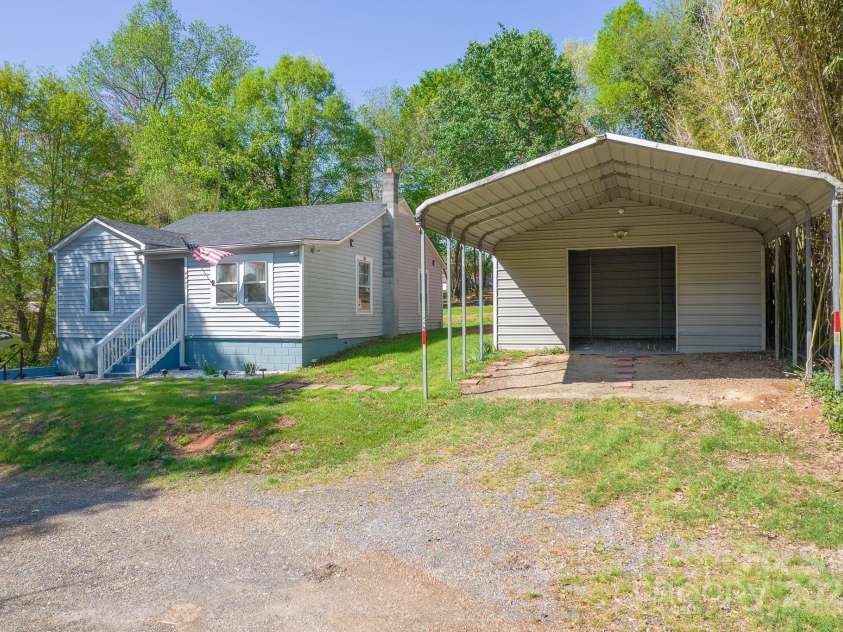 4445 Pioneer Drive, Hickory, NC 28601.  MLS# CAR4241445, YatesRealty ID 5494. 